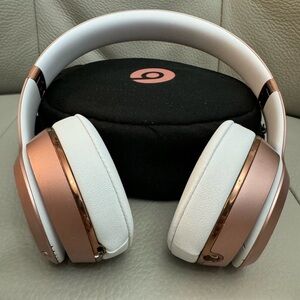 Beats Solo3 Wireless On-Ear Headphones Rose Gold.
